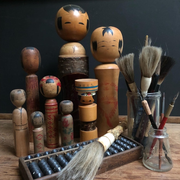 Close-up de brinquedos de madeira sobre a mesa