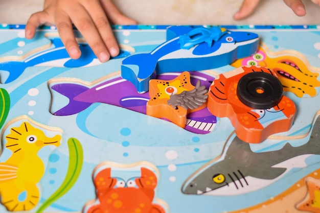 Close-up de brinquedos de mão na mesa