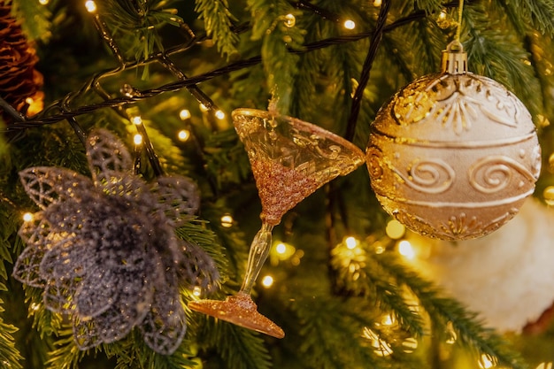 Close-up de brinquedos de natal na árvore
