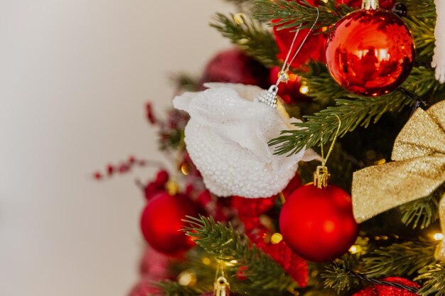 Foto close-up de brinquedos de natal na árvore