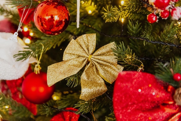 Close-up de brinquedos de natal na árvore