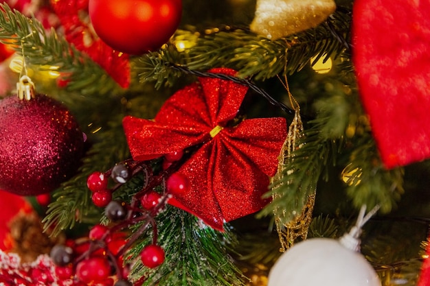 Close-up de brinquedos de natal na árvore