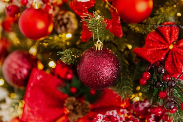 Close-up de brinquedos de natal na árvore