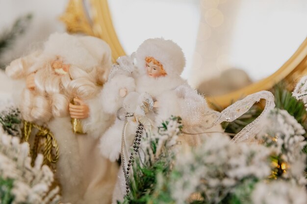 Close-up de brinquedos de natal na árvore