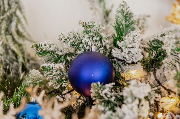 Close-up de brinquedos de natal na árvore