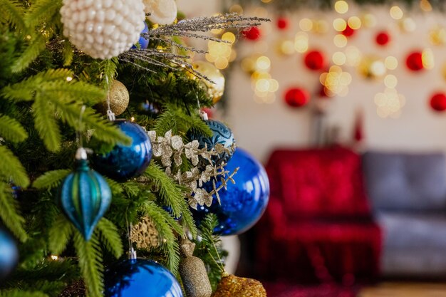 Close-up de brinquedos de natal na árvore