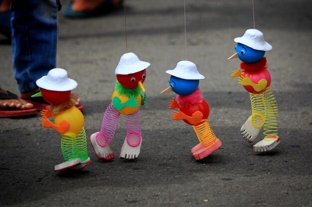 Foto close-up de brinquedos na estrada