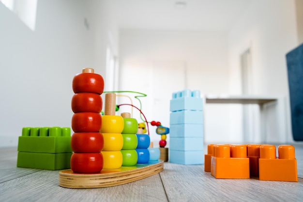 Close-up de brinquedos na mesa em casa
