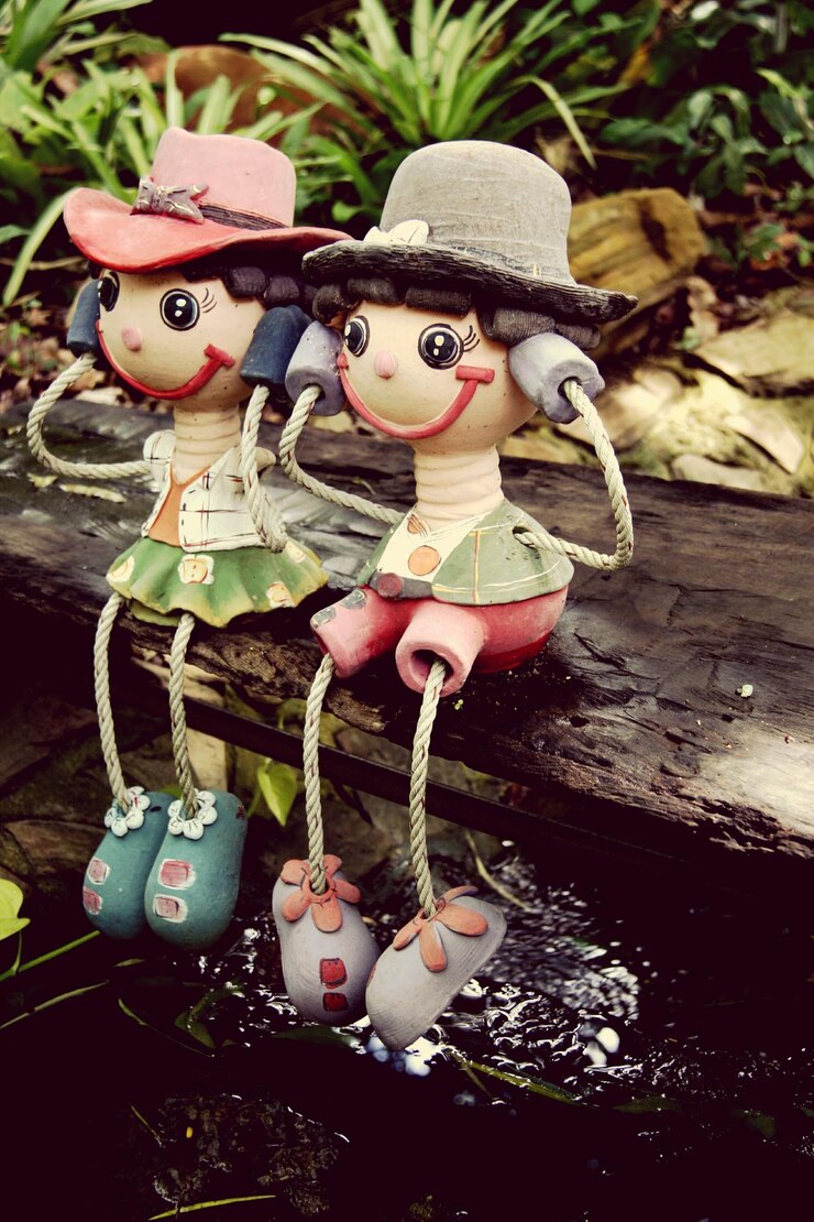 Foto close-up de brinquedos pendurados em tábuas de madeira sobre o lago