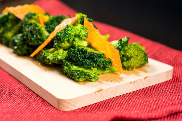 Foto close-up de brócolis com cenoura