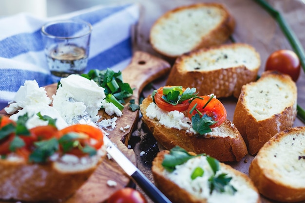 Close-up de bruschetta com tomate e queijo