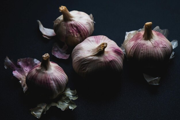 Close-up de bulbos de alho sobre fundo preto