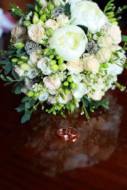 Close-up de buquê de casamento em cima da mesa