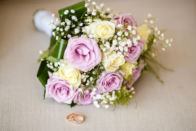 Close-up de buquê de casamento na superfície bege