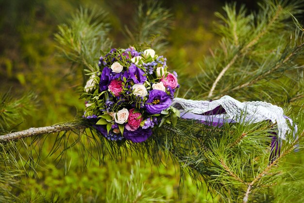 Close-up de buquê de casamento por cerca de madeira