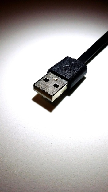 Foto close-up de cabo usb sobre fundo branco