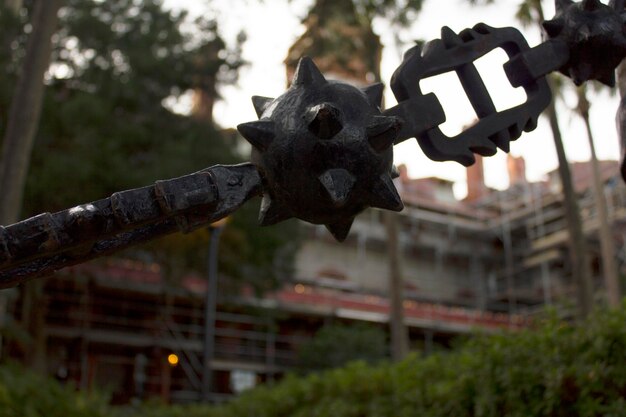 Foto close-up de cadeia de metal contra o edifício