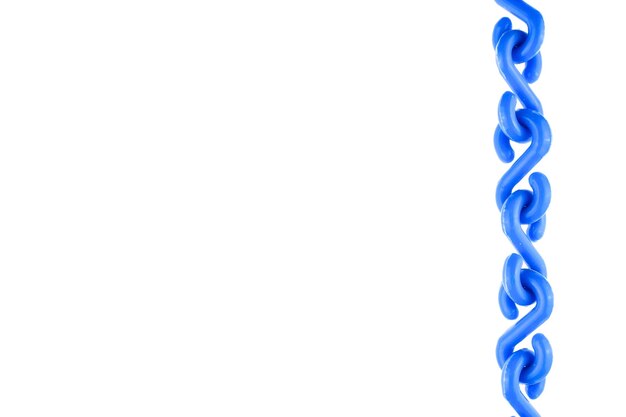 Foto close-up de cadeia de plástico azul contra fundo branco