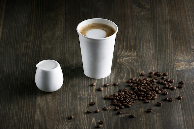 Close-up de café e feijão na mesa
