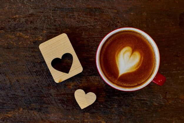 Foto close-up de café em forma de coração na mesa