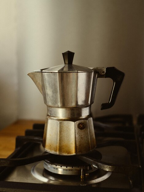 Foto close-up de café em um fogão em casa