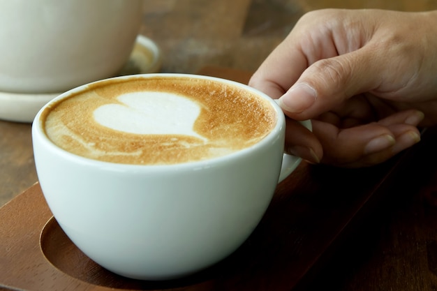 Close-up de café expresso em uma xícara de café branca.