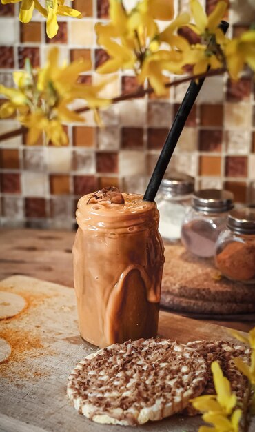 Foto close-up de café gelado com leite na mesa