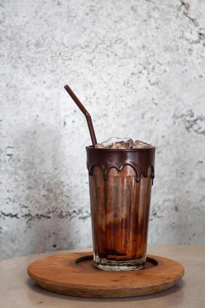 Foto close-up de café na mesa contra a parede