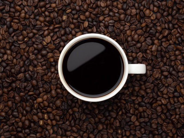 Close-up de café preto em copo branco