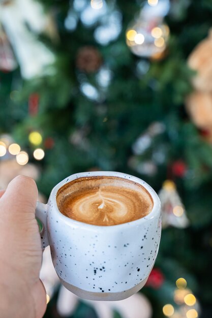 Foto close up de café quente com espuma de leite em xícara com decorações de natal e natal