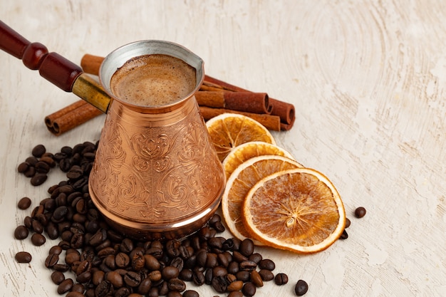 Close-up de café turco cobre na superfície texturizada clara