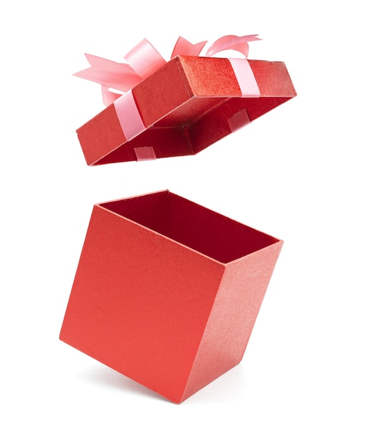 Foto close-up de caixa de presente vermelha em fundo branco