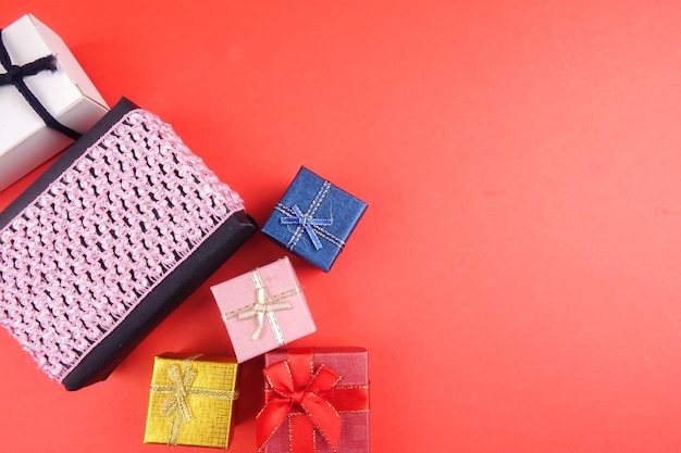 Foto close-up de caixas de presentes contra fundo colorido