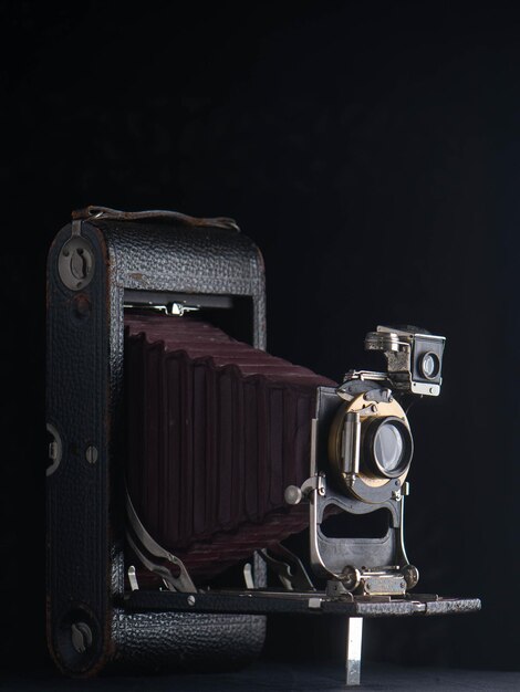 Foto close-up de câmera antiga contra fundo preto