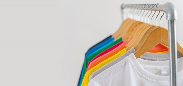 Foto close-up de camisetas coloridas em cabides