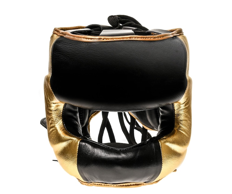 Foto close-up de capacete de boxe contra fundo branco