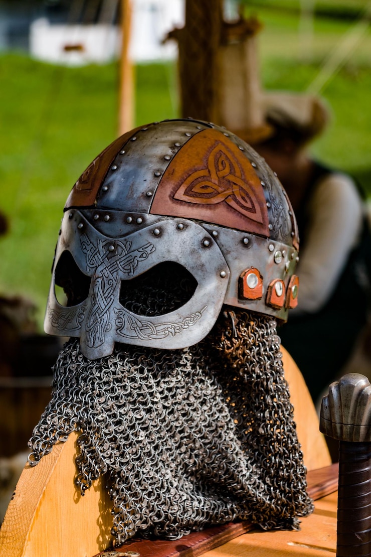 Foto close-up de capacete tradicional sobre a mesa