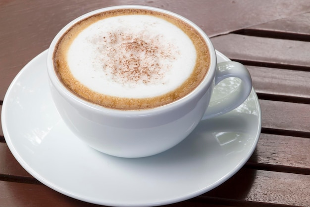 Close-up de cappuccino em uma mesa de madeira