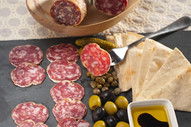 Foto close-up de carne com azeitonas e pão servido na mesa