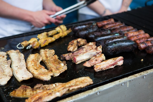 Close-up de carne cozinhando em grelha de churrasco