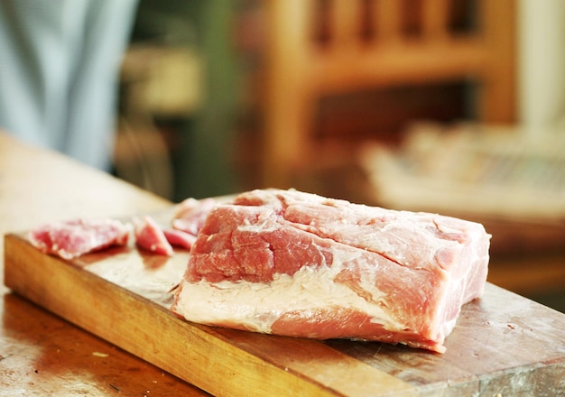 Close-up de carne crua na prancha de cortar