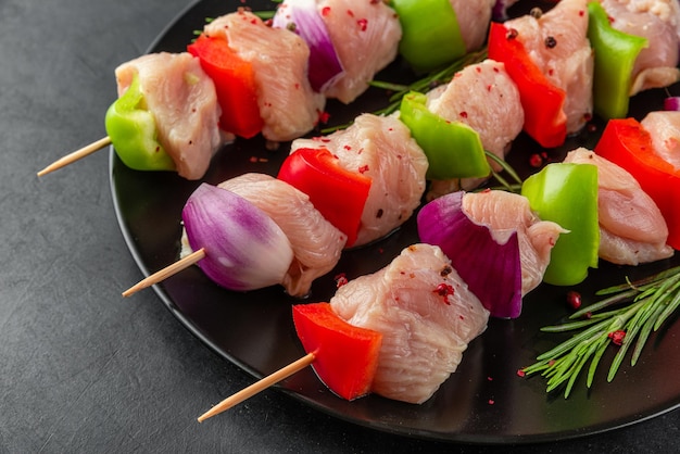 Close-up de carne de frango crua para churrasco kebab ou shashlik em espetos Pedaços de carne de frango com legumes