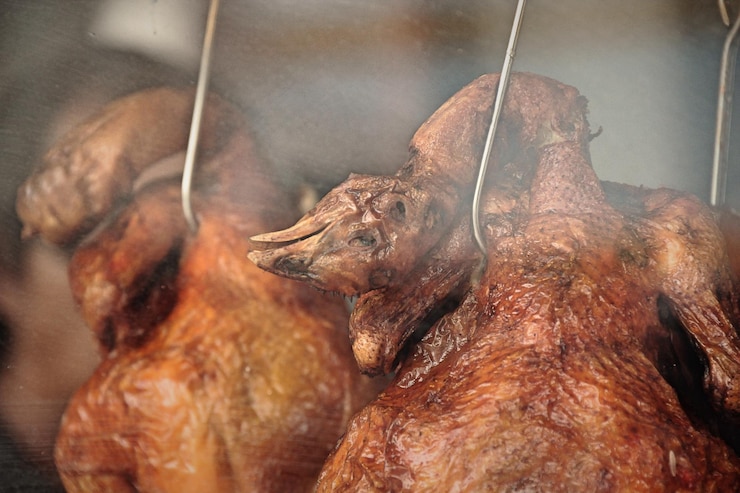 Foto close-up de carne de pato assada na vitrine