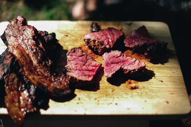 Foto close-up de carne de porco na tábua de cortar