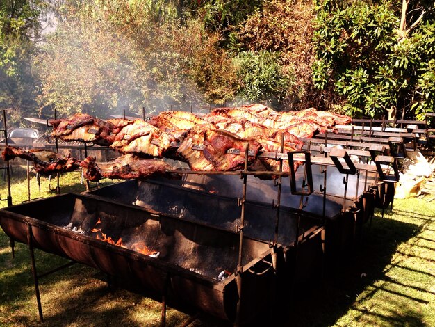 Foto close-up de carne em grelhas