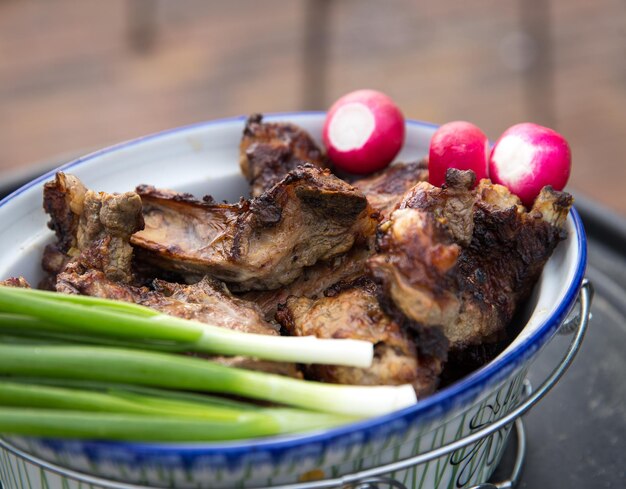 Foto close-up de carne em prato sobre a mesa