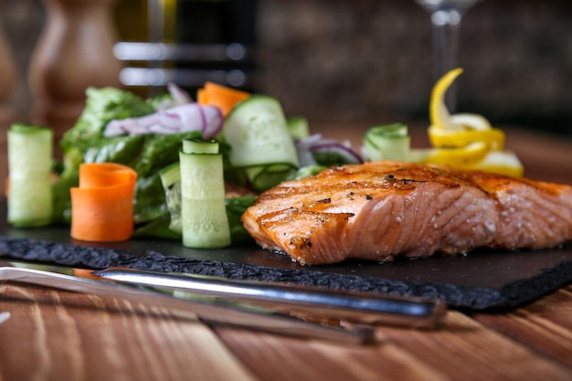 Foto close-up de carne em prato sobre a mesa