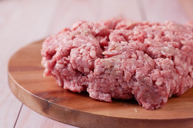 Close-up de carne moída em um pacote na mesa