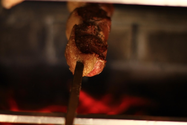 Foto close-up de carne na grelha de churrasco