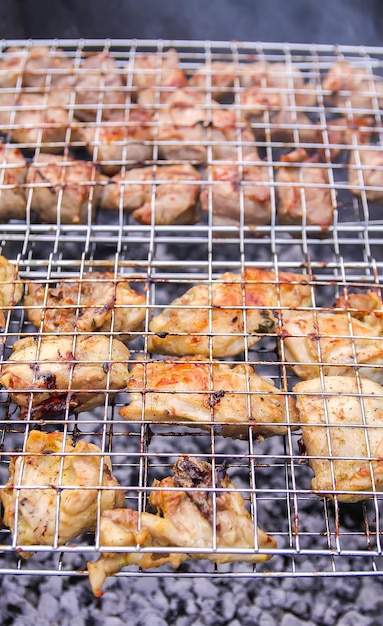 Close-up de carne na grelha de churrasco